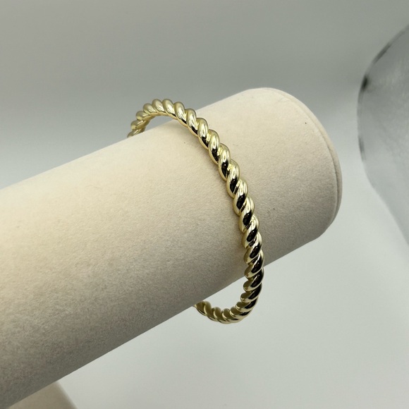 Twisted Gold-Tone Bangle Bracelet Unsigned Timeless Cuff - Picture 1 of 8